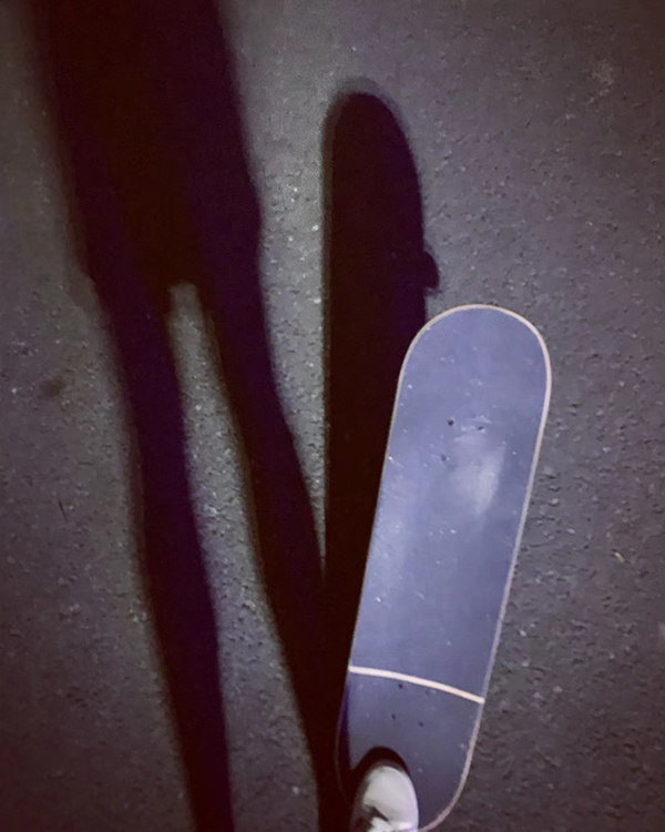 为了调整自己的状态,林迪除了定期到健身房锻炼,还经常在晚上出来滑板,她说“每天一滑防抑郁”