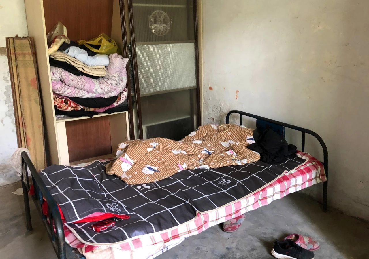 吴春红现在暂住在县城的出租屋里.新京报记者 王翀鹏程 摄