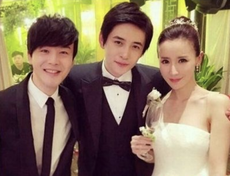 后来姐姐蔚丹和比自己小几岁的艺人段黄巍结婚生女,婚礼很隆重,花费40