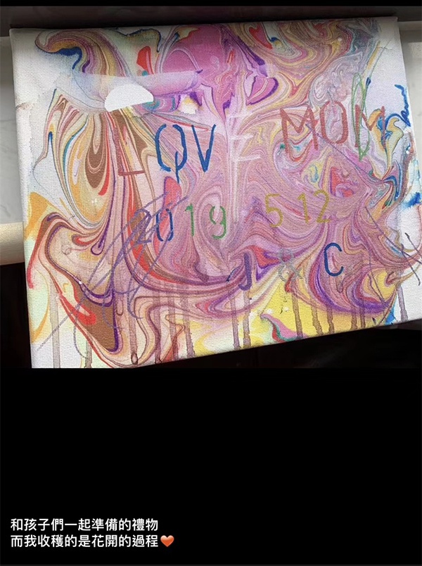 2019年5月12日,林迪与孩子们一起完成的画,作为母亲节礼物。