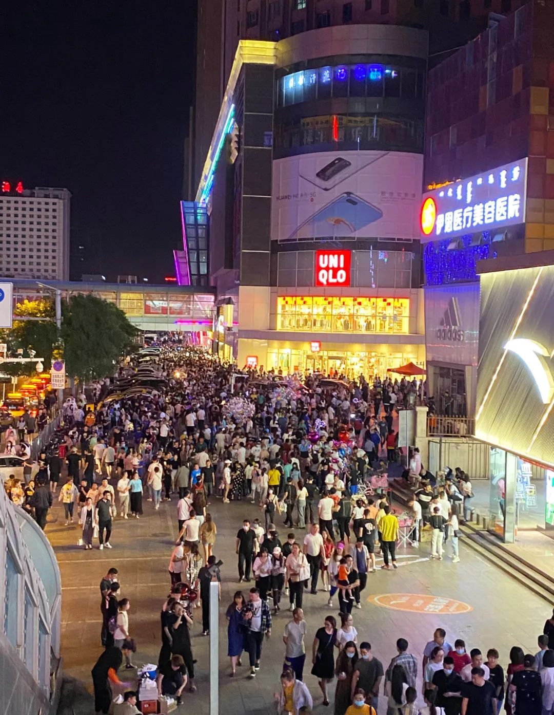 呼和浩特"夜市"重燃人间烟火,热闹而有序呼和浩特新闻网 2020-06-09