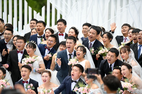 集体婚礼,50对来自全国各地因参加抗击疫情工作而推迟婚期的新人参加