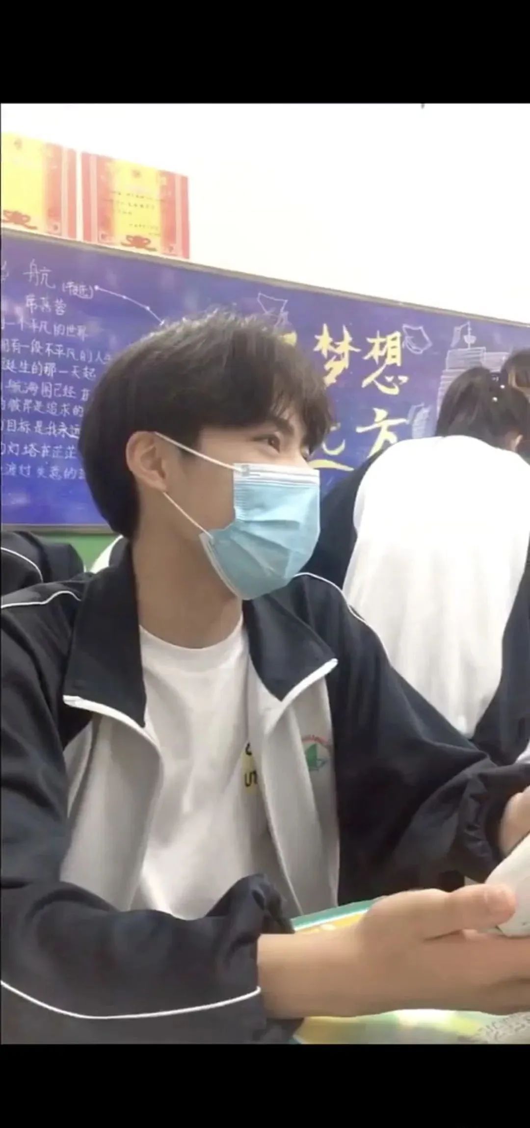 学校欠我一个帅哥校服帅哥大合集网友评论把我帅晕过去了
