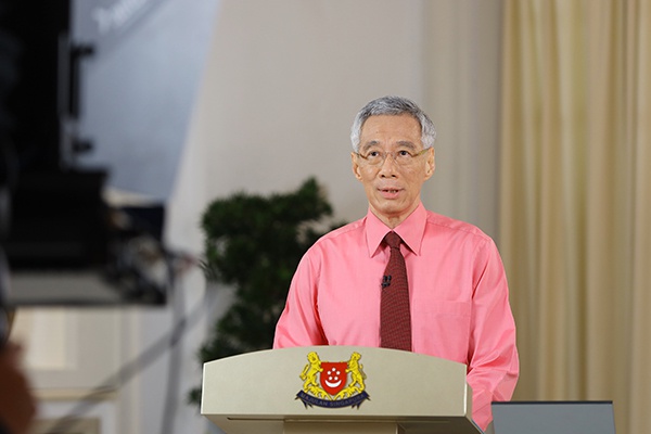 新加坡总统哈莉玛23日宣布，在新加坡总理李显龙的建议下，她当天解散国会，颁布选举令。图为新加坡总理李显龙在新加坡总统府发表讲话。新华社 图