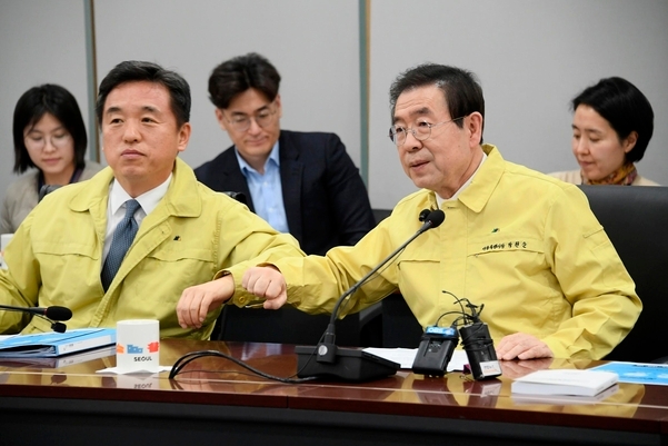 原料图:朴元淳和徐正协击肘打招呼(韩联社)