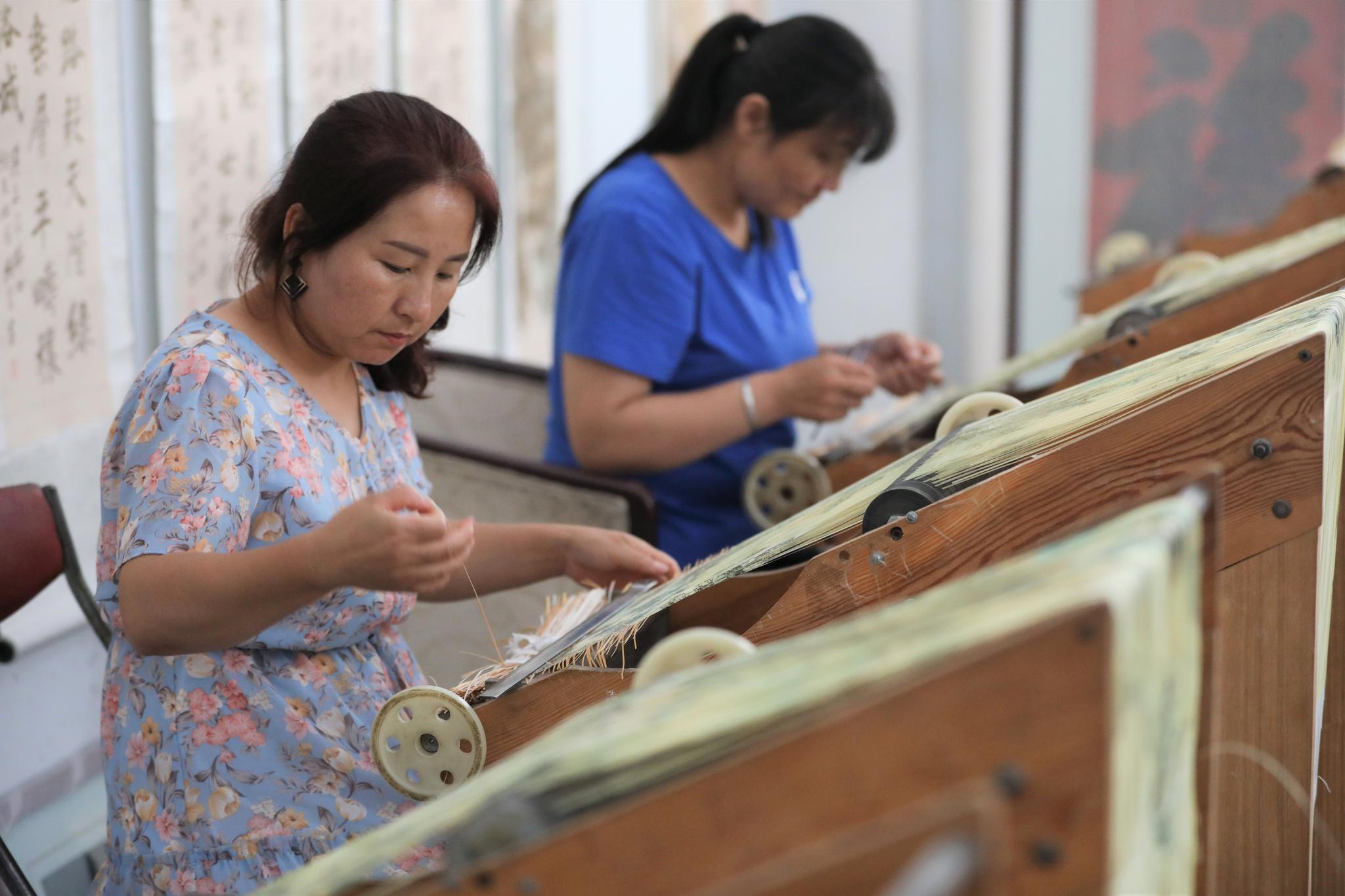 巧手织出泥金纸织画