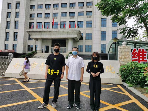  7月3日庭审之前，三名原“豫章书院”学员在法院门口合影。 澎湃新闻记者 朱远祥 图