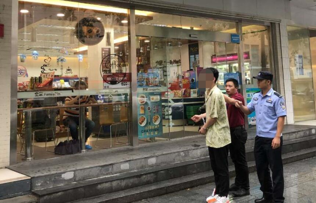 作为一个男小偷,你还挺懂!在便利店成套偷化妆品!