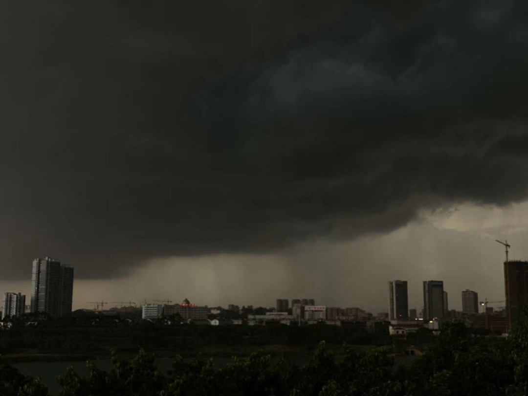 黑云压城,雷声滚滚!今晚的南宁暴雨如注,你被淋了吗?