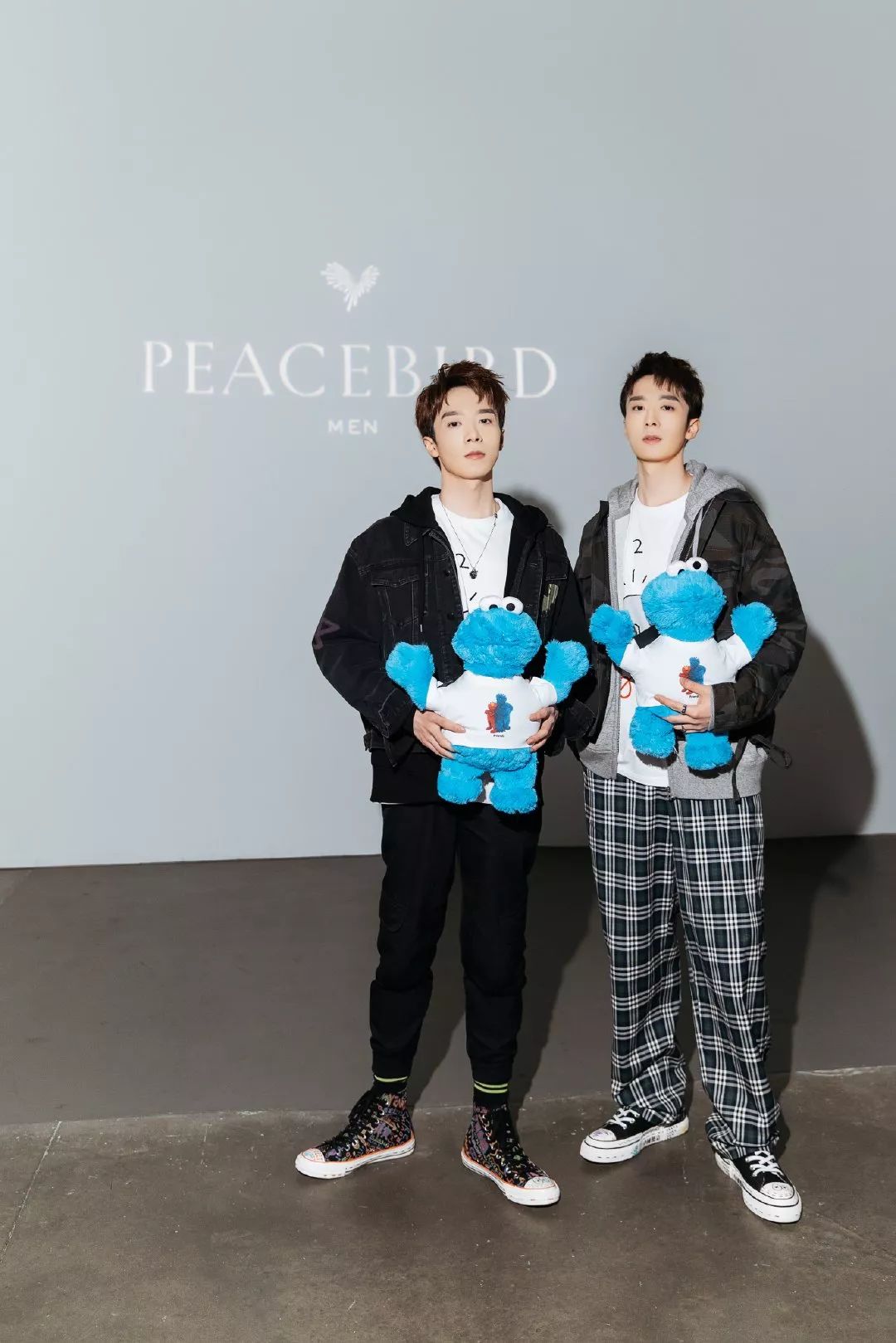 原来两个男生还可以这样拍照,简直太酷了!