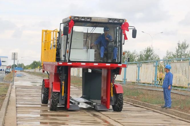 兰驼公司首台"枸杞采摘车"试制交验