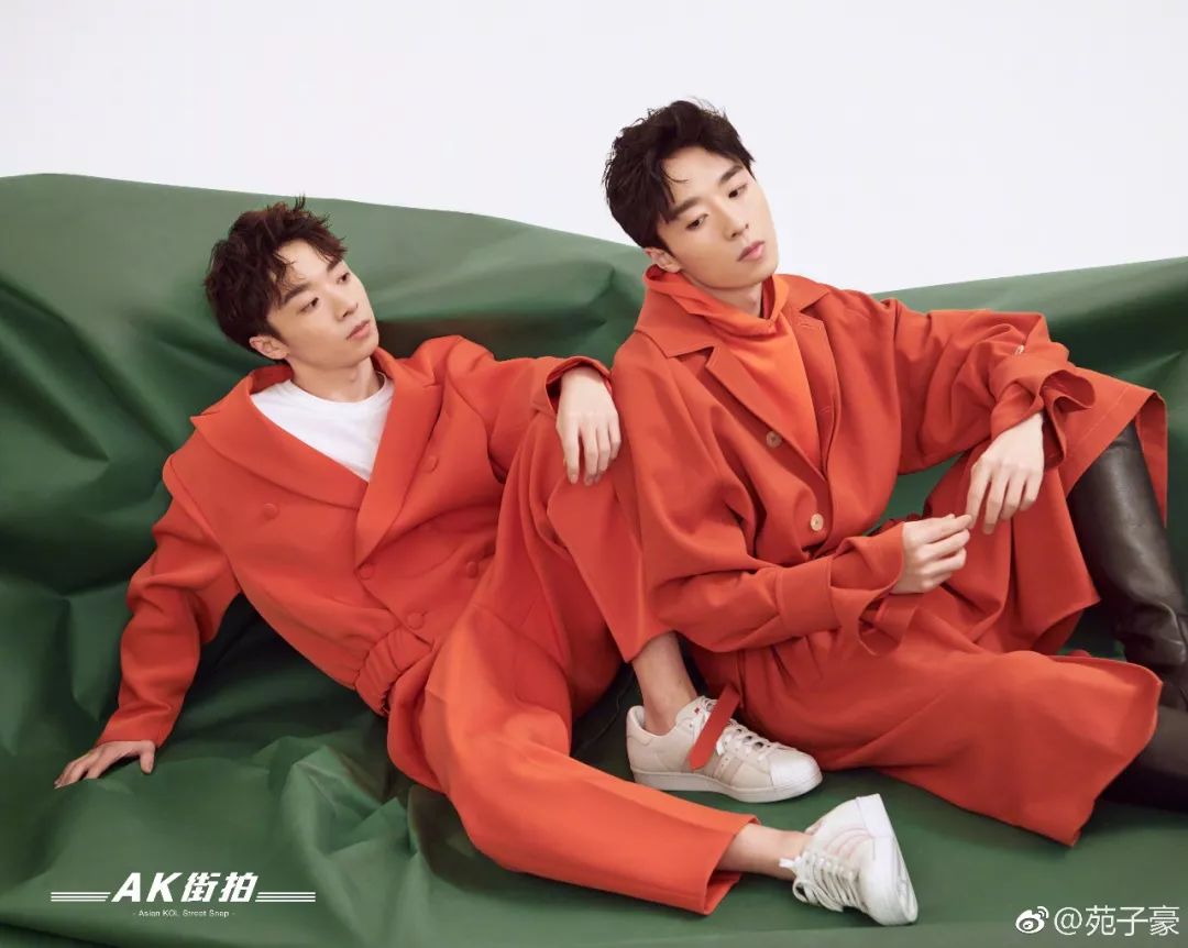 原来两个男生还可以这样拍照,简直太酷了!__财经头条