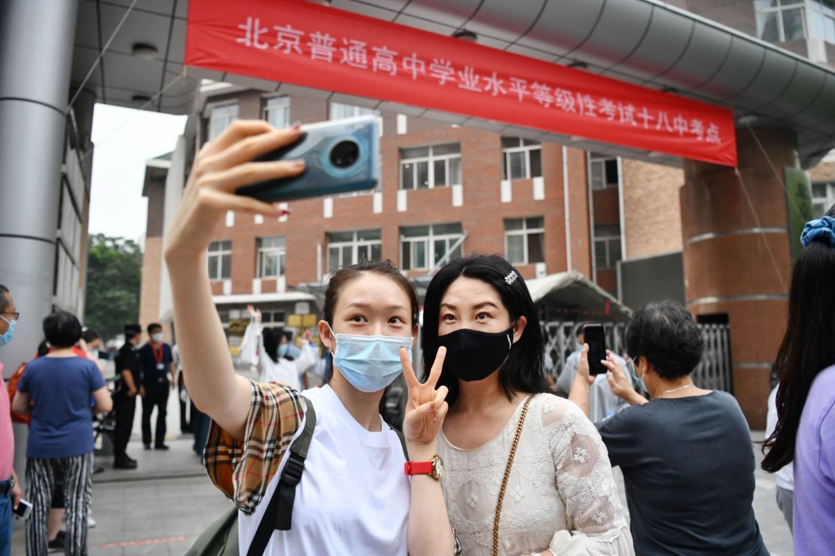 不少家庭还派出小成员来迎接哥哥姐姐们,还有的师兄师姐拉出横幅送