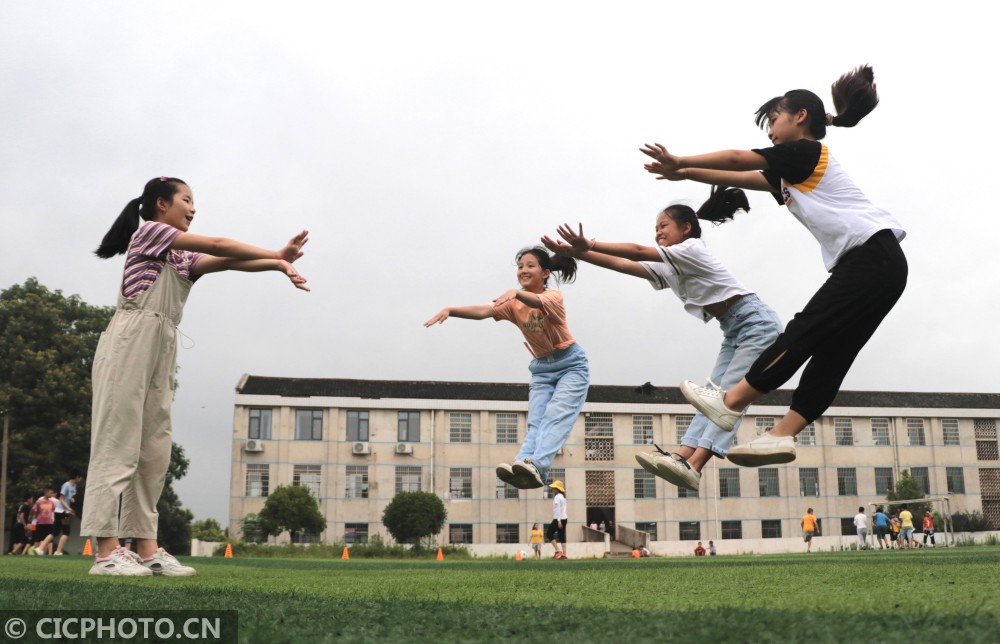 湖南省娄底市涟源市桥头河镇中心小学即将毕业的学生们在拍摄个性毕业