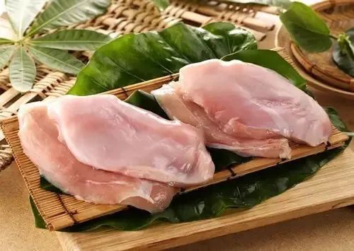 同时鸡胸肉还含有对人体生长发育有重要作用的磷酯类,这款元素是中国