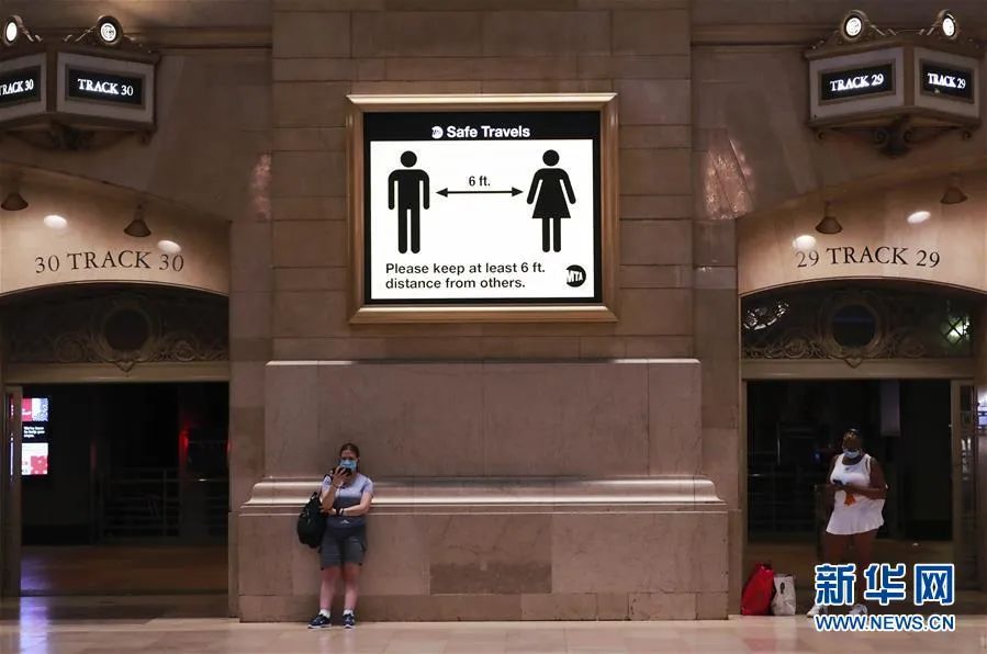 ▲7月8日，人们在美国纽约中央车站内等候乘车。新华社记者 王迎 摄