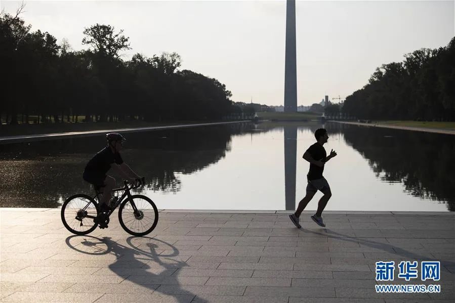 ▲7月8日，在美国华盛顿，人们在林肯纪念堂倒影池旁运动健身。新华社记者 刘杰 摄