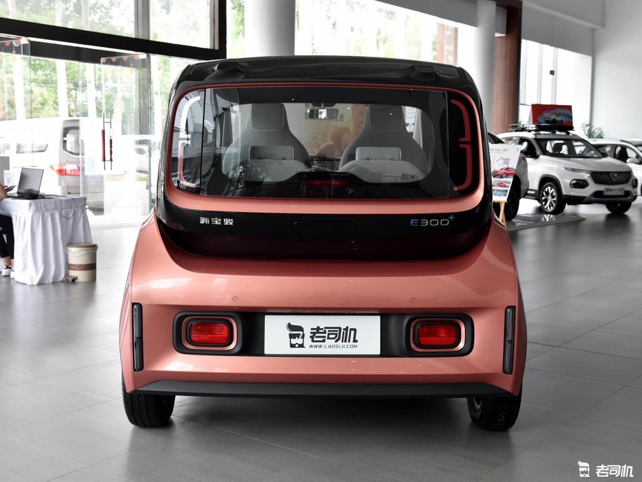 空间赞续航里程高的微型电动车小哥带你看新宝骏e300