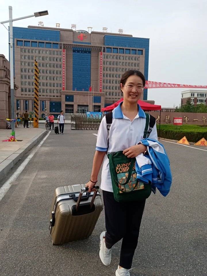 高考落幕!实拍龙口一中门口催泪画面!