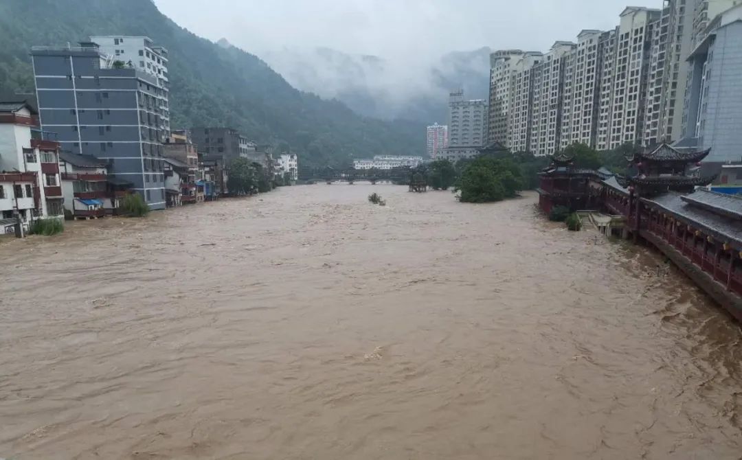 警戒!警戒!广西多地出现洪水,内涝,已成"泽国"【930新闻眼】