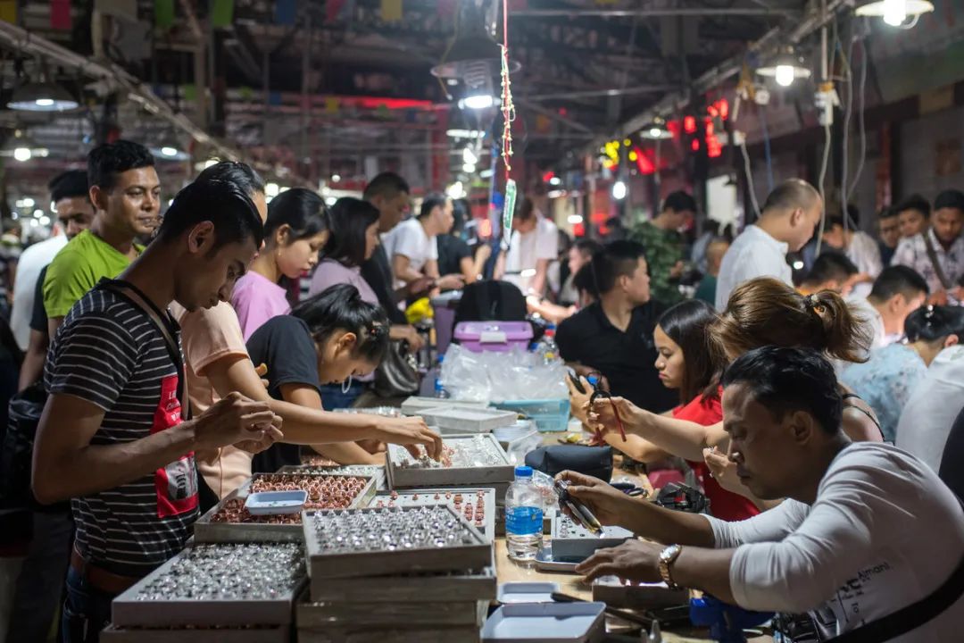 之后我国硝烟弥漫,在我们战乱及经济恢复时期缅甸翡翠的主要销售市场
