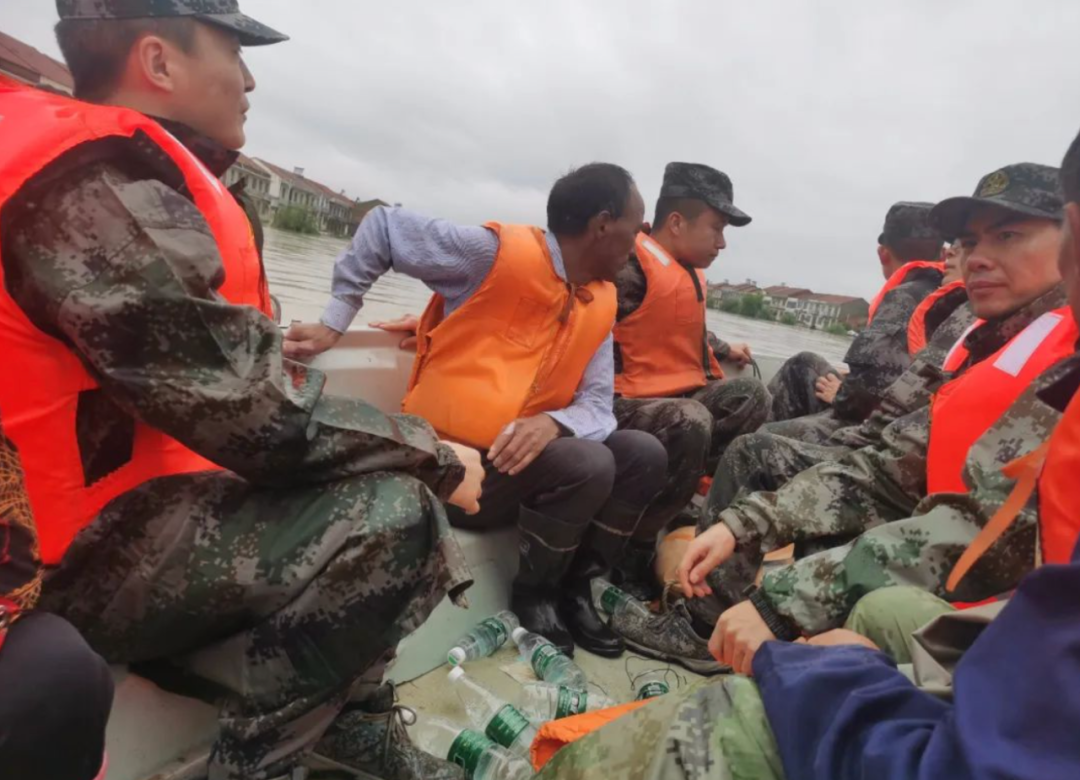 应地方政府请求,中部战区紧急派出陆军某舟桥