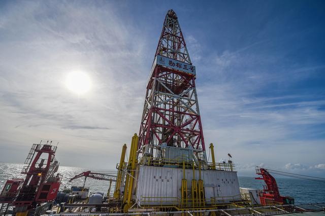 7月10日在"勘探三号"海上钻井平台上拍摄的该平台标志性装置——井架
