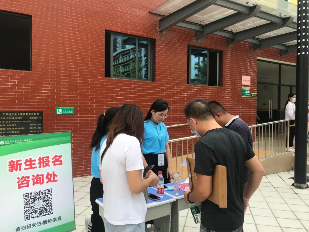 直击南宁市中小学新生统一报名首日