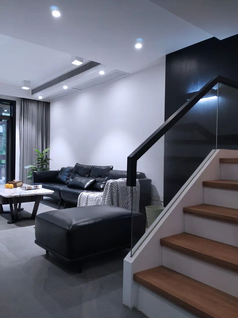 180㎡现代风小别墅,黑色皮沙发布置,简约的空间,瞬间显高级