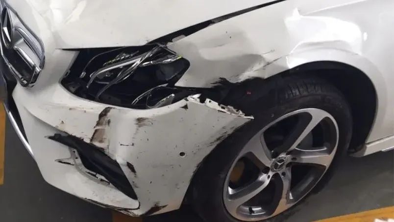 一奔驰冲进4s店展厅,撞烂多辆新车!车主一旁看呆!