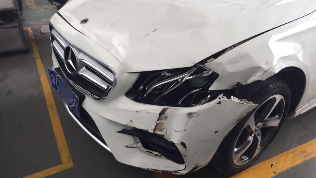 一奔驰冲进4s店展厅,撞烂多辆新车!车主一旁看呆!