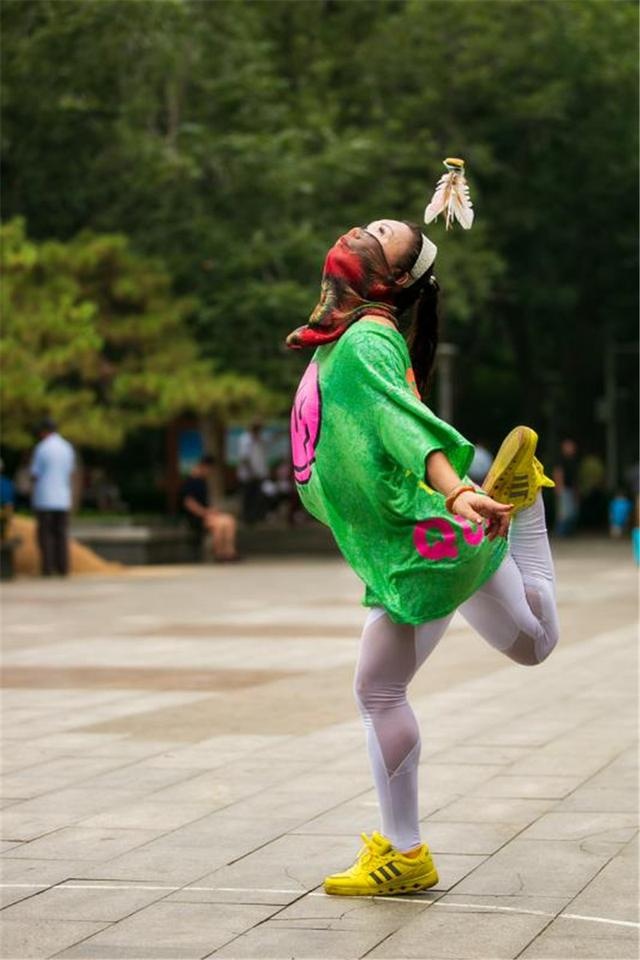 毽球爱好者点亮人民公园风景线