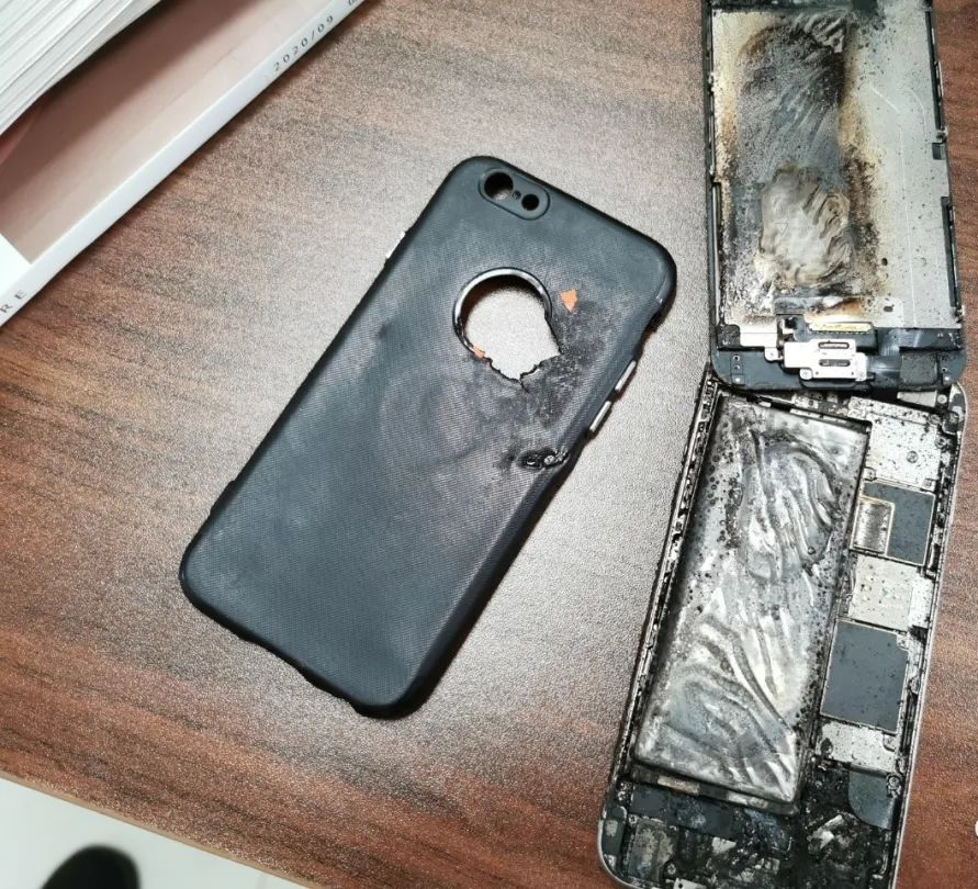 手机充电时突然爆炸直接烧焦了原因竟然是