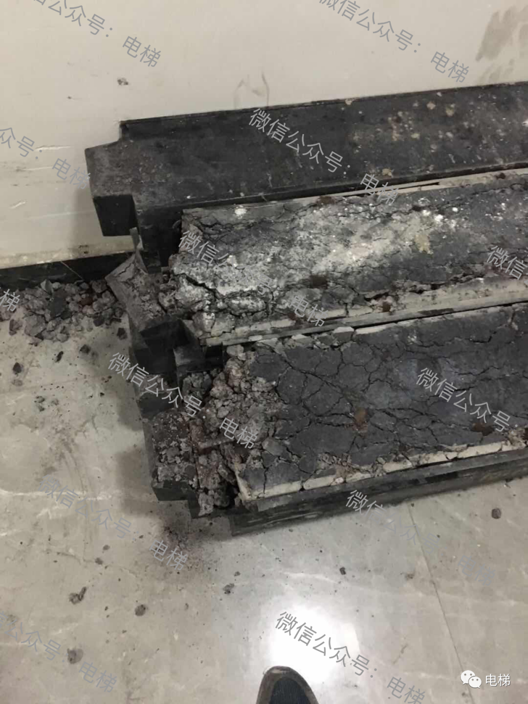 才1年多电梯对重块变成这样了正常吗