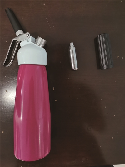 女子带"笑气"乘高铁被民警查获