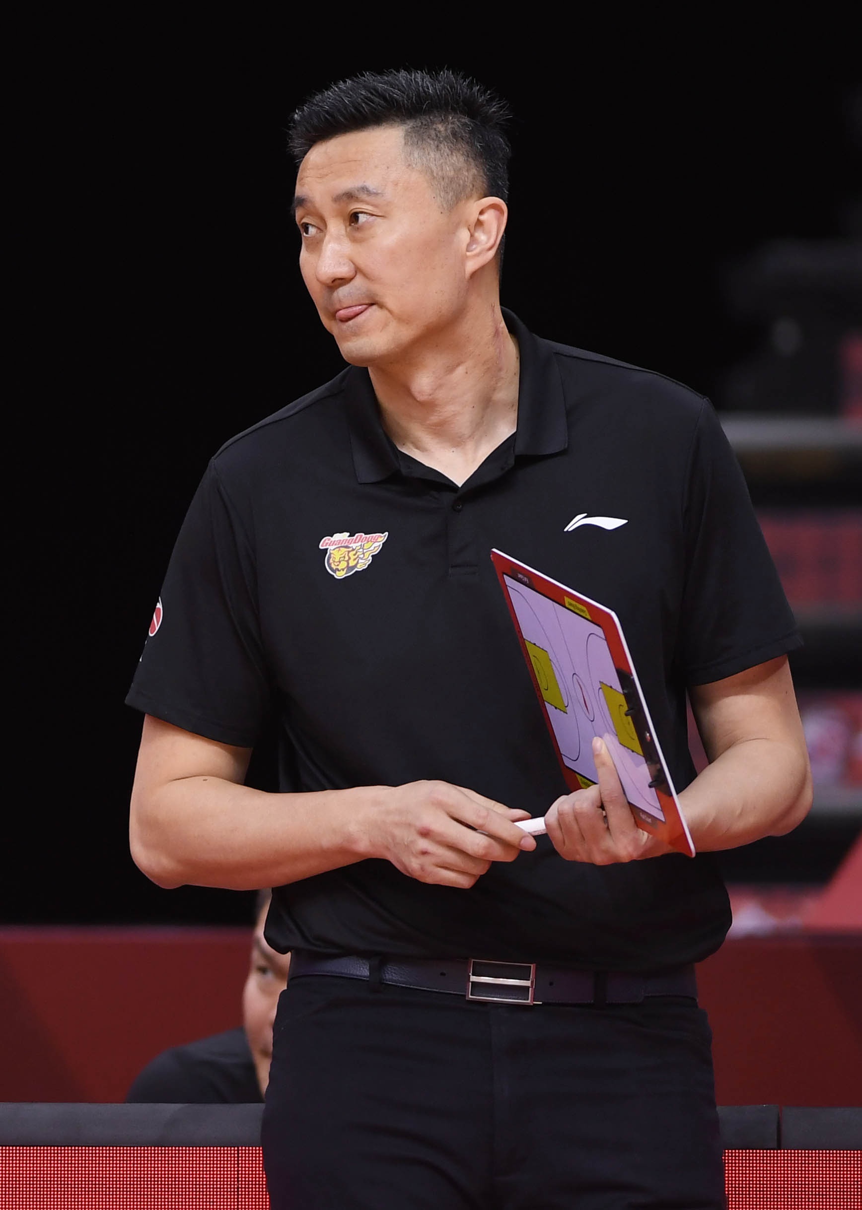 广东队主教练杜锋在场边观战.