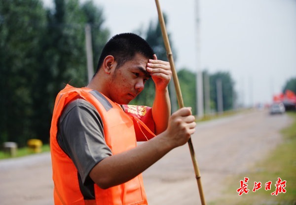 周亮宇汗如雨下.記者何曉剛攝