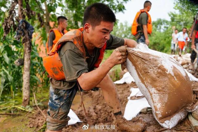 危难时刻,中国军人拼尽全力,冲锋在前!