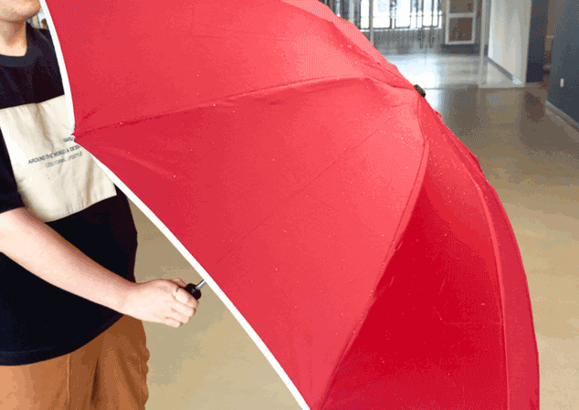 这样的反向收伞设计,可以很好地让雨水流出,左边:普通雨伞;右边:左都