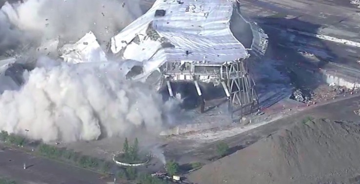 奥本山宫殿球馆被爆破拆除。网络截图