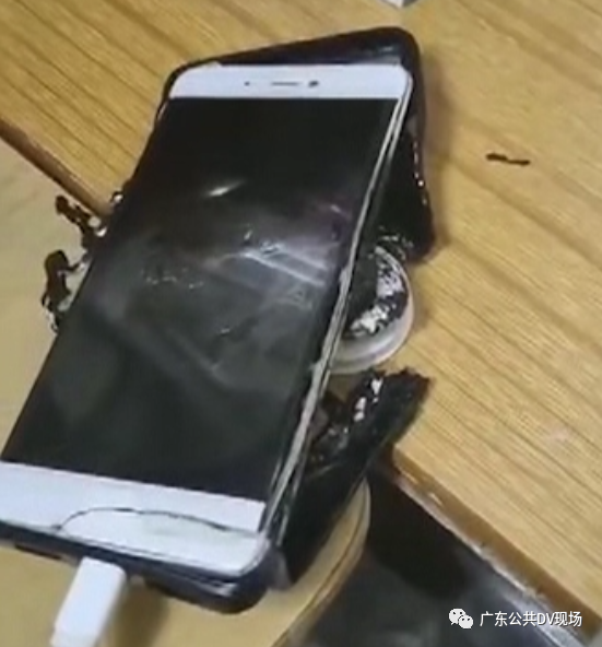 手机充电时突然爆燃,直接烧焦了!有这个习惯的要注意了!__财经头条
