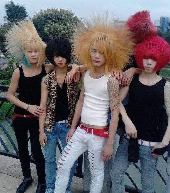 五颜六色的头发,配上奇奇怪怪的造型,杀马特们一出场,90后中二的味道