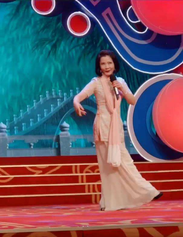 何赛飞老了依然漂亮,没有刻意穿的年轻,本身气质就很优雅!