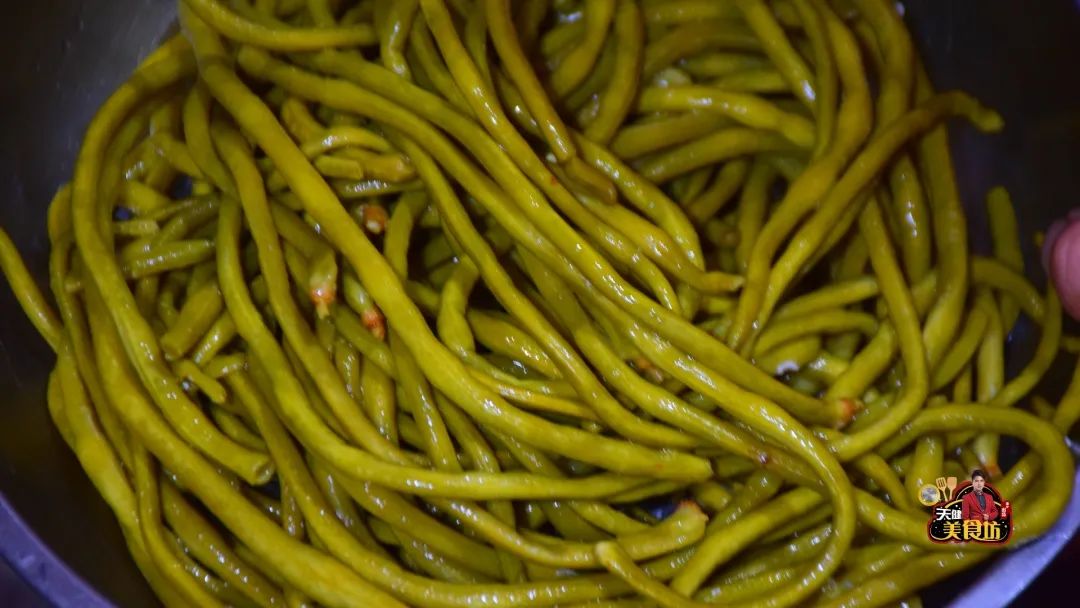 6.这样一道脆爽可口,好吃又开胃的酸豆角就制作完成了.