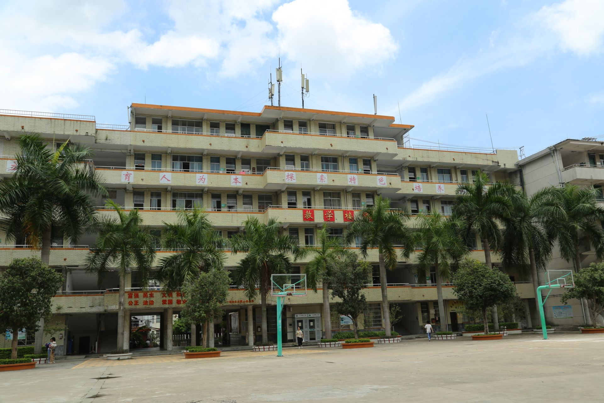 千名记者一线行| 梧州市藤县:百元助学金,助学成才,筑梦未来