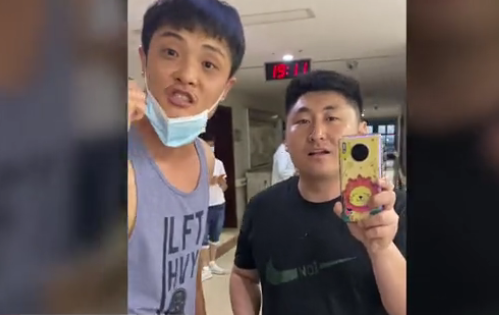 ▲演员姜涛子夜开直播大闹金华某医院 警方:已训诫哺育 他们当场道歉。新京报吾们视频截图