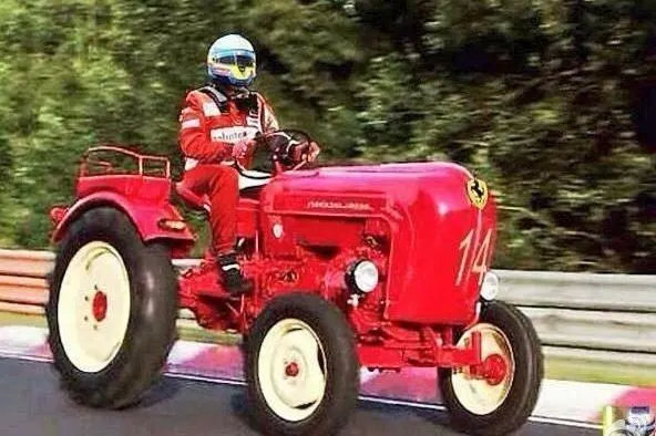 网友p图:法拉利慢成了拖拉机.