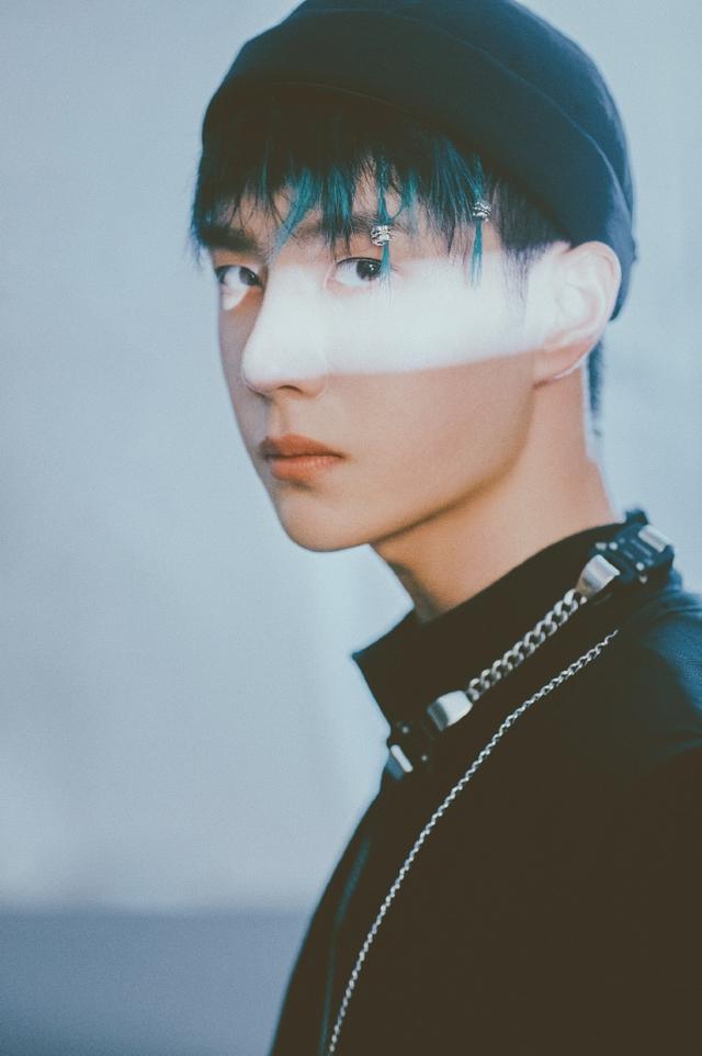 《这就是街舞》最新剧照曝光,王一博蓝绿色挑染刘海绑上银色发坠