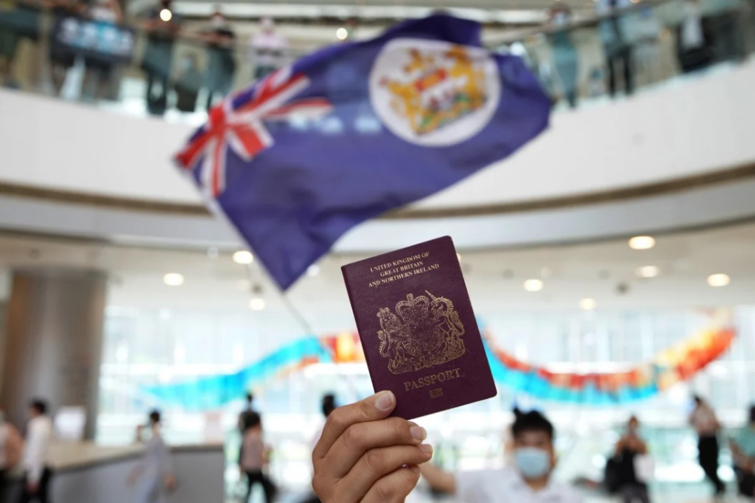 BNO护照与港英当局旗帜,望望是否都是“高技术做事力”。</p>
<p cms-style=