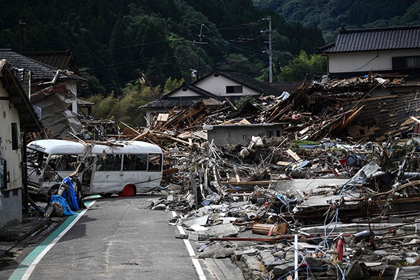 当地时间2020年7月8日，日本熊本，暴雨洪水在当地肆虐，房屋道路受损。人民视觉 图